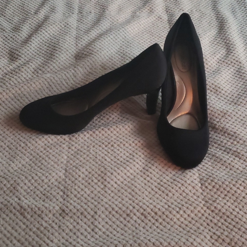Black pumps